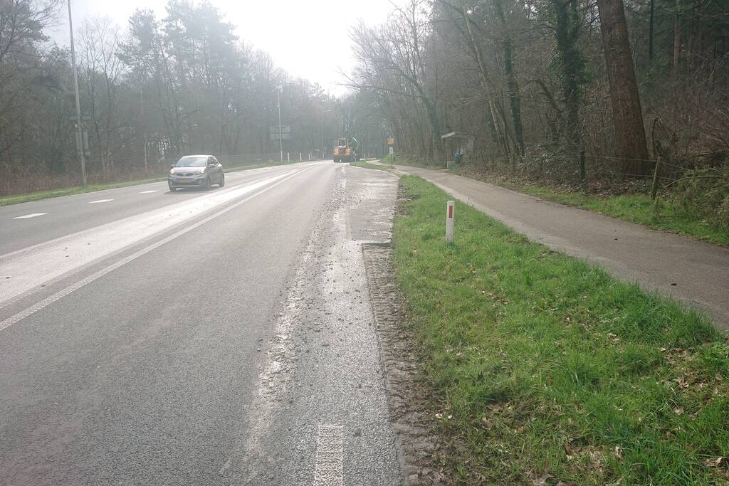 Betonwagen verliest lading op provinciale weg