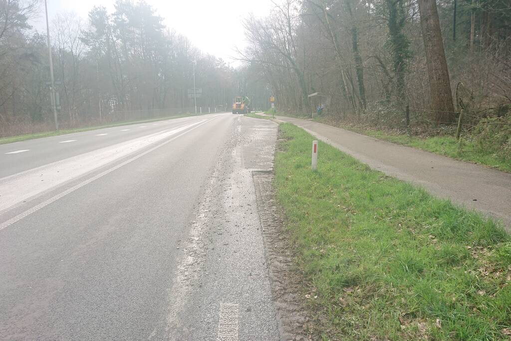 Betonwagen verliest lading op provinciale weg