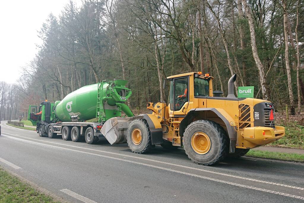 Betonwagen verliest lading op provinciale weg