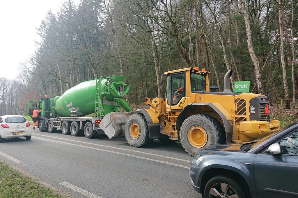 Betonwagen verliest lading op provinciale weg