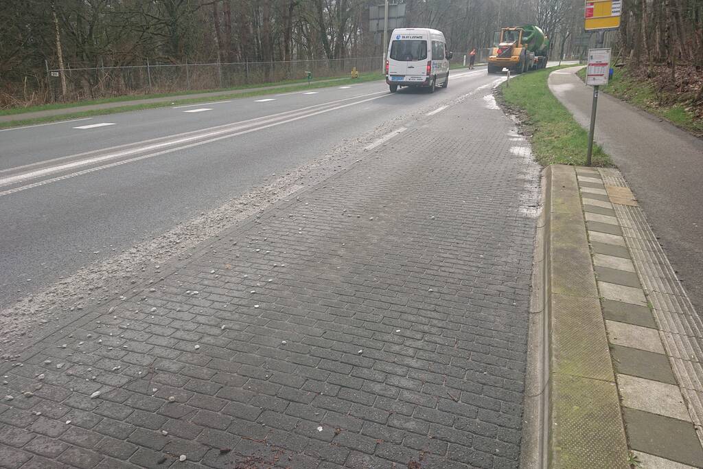 Betonwagen verliest lading op provinciale weg