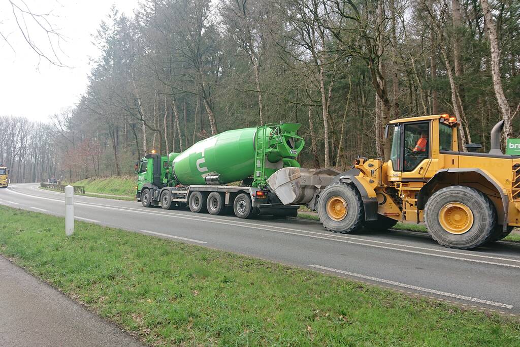 Betonwagen verliest lading op provinciale weg