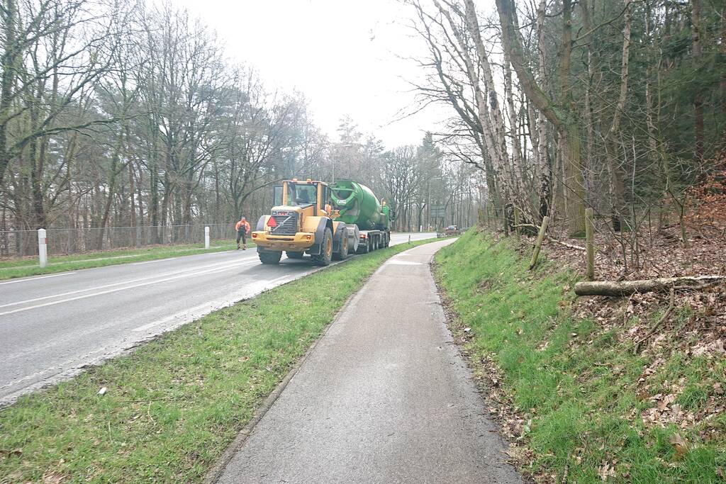 Betonwagen verliest lading op provinciale weg