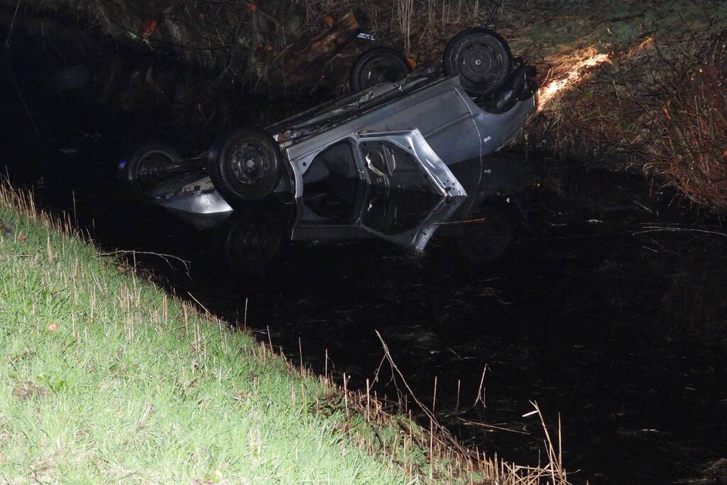 Auto belandt op de kop in de sloot