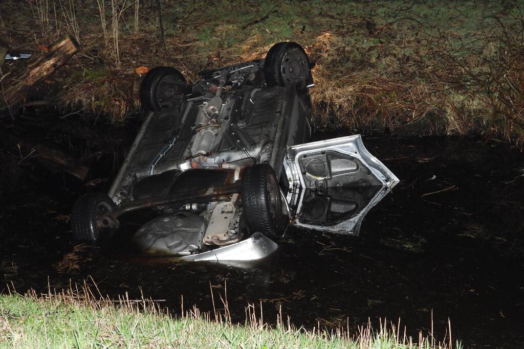 Auto belandt op de kop in de sloot