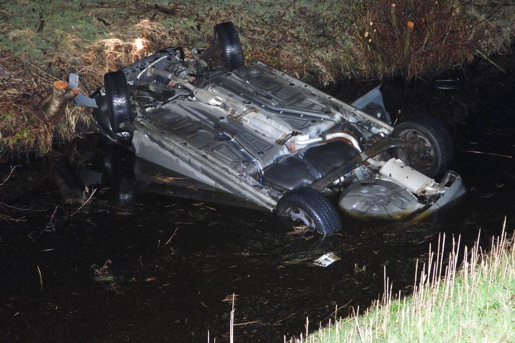 Auto belandt op de kop in de sloot