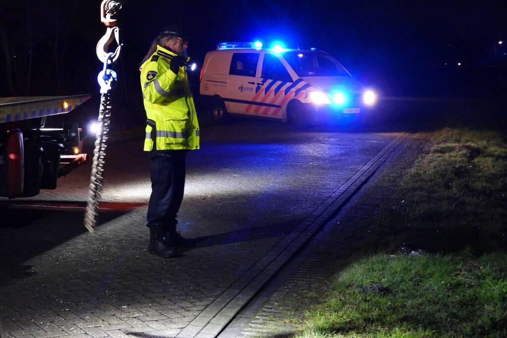 Auto belandt op de kop in de sloot