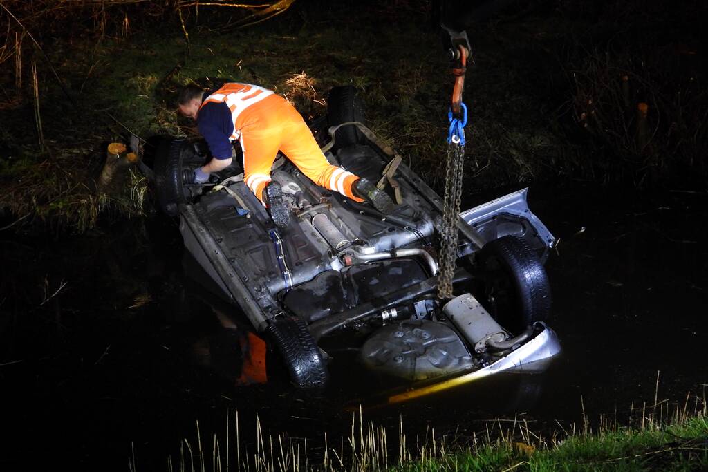 Auto belandt op de kop in de sloot