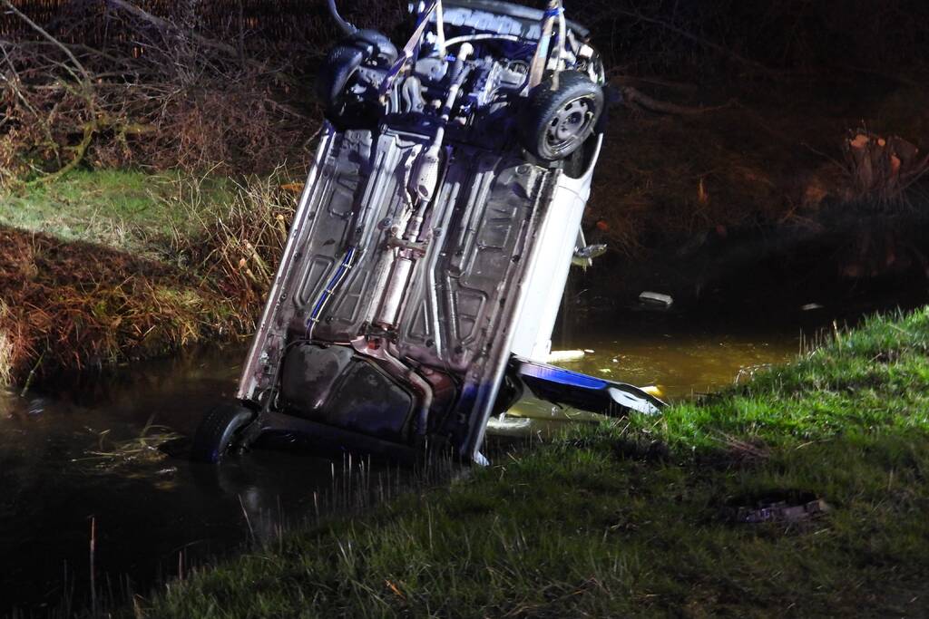 Auto belandt op de kop in de sloot