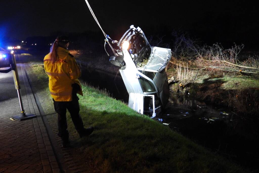 Auto belandt op de kop in de sloot