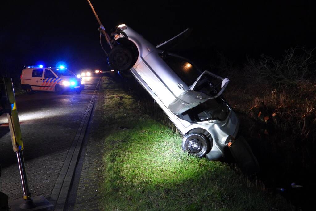 Auto belandt op de kop in de sloot