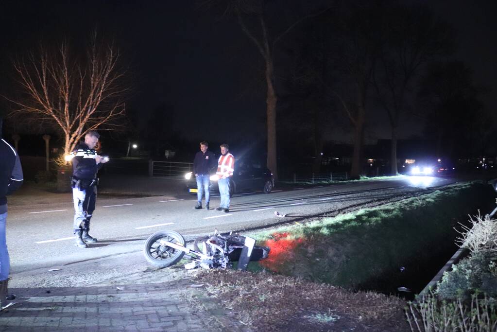 Auto op de kant in een sloot na aanrijding