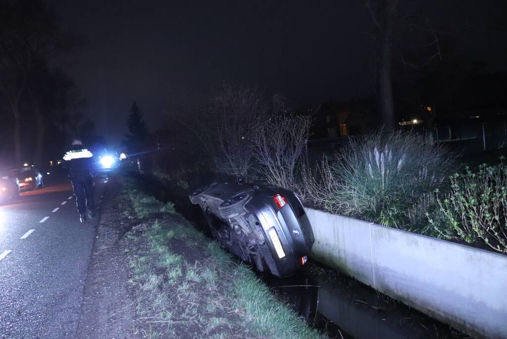 Auto op de kant in een sloot na aanrijding