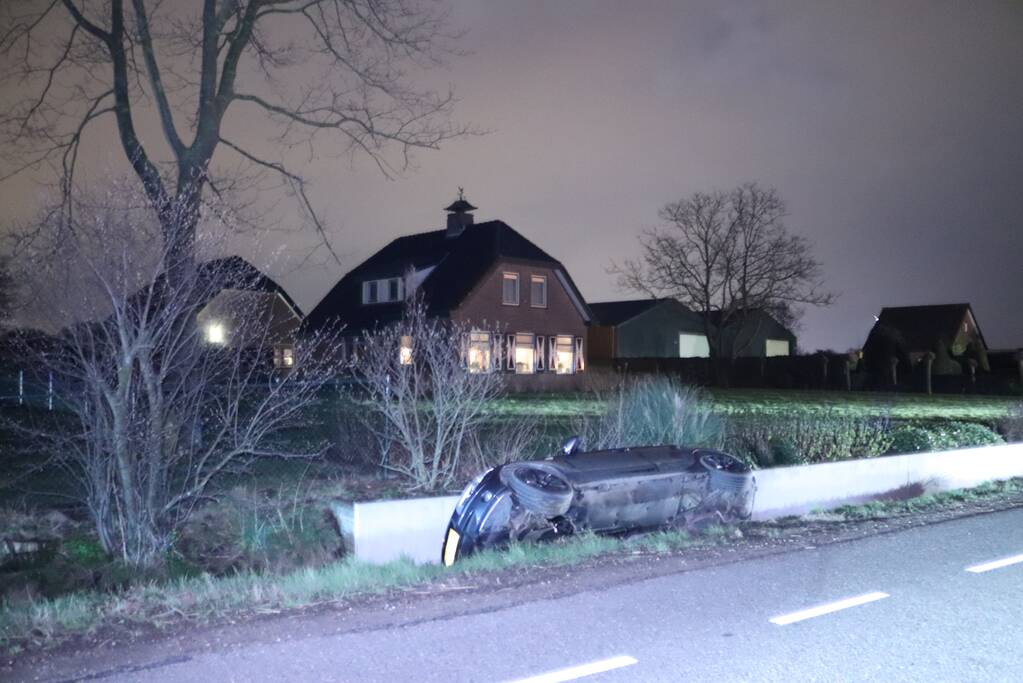 Auto op de kant in een sloot na aanrijding
