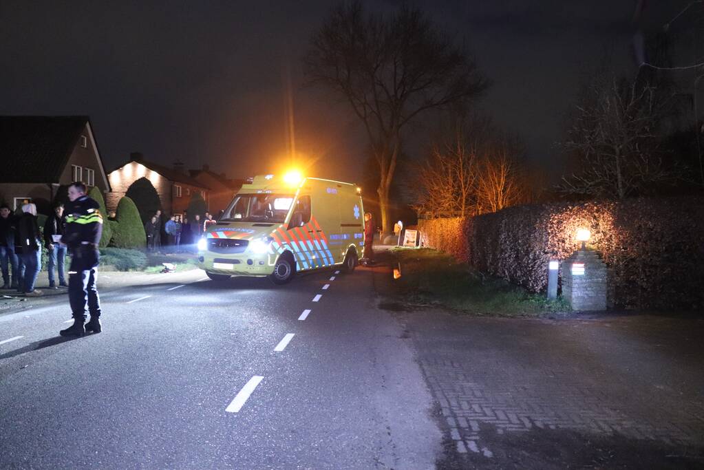 Auto op de kant in een sloot na aanrijding