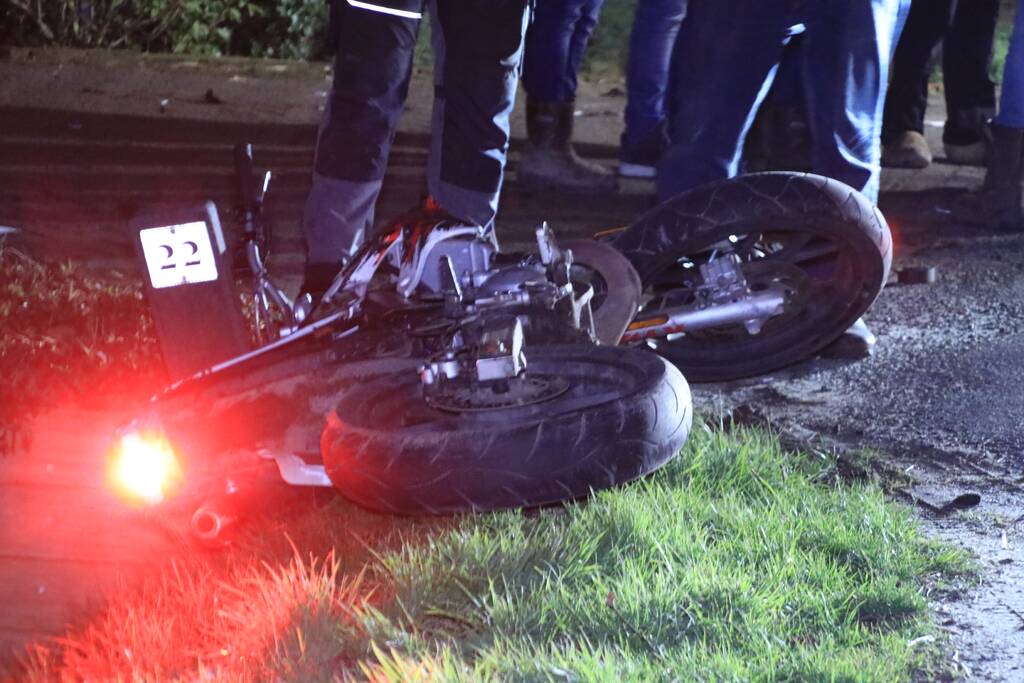 Auto op de kant in een sloot na aanrijding