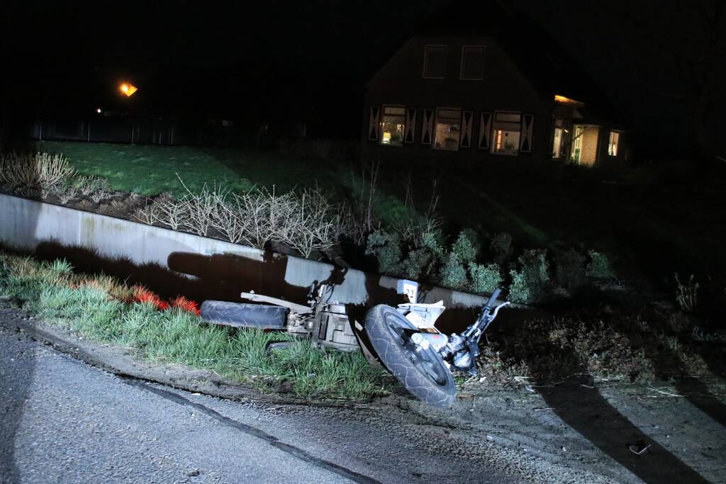 Auto op de kant in een sloot na aanrijding