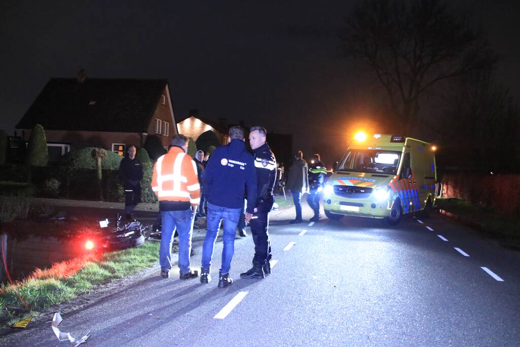 Auto op de kant in een sloot na aanrijding