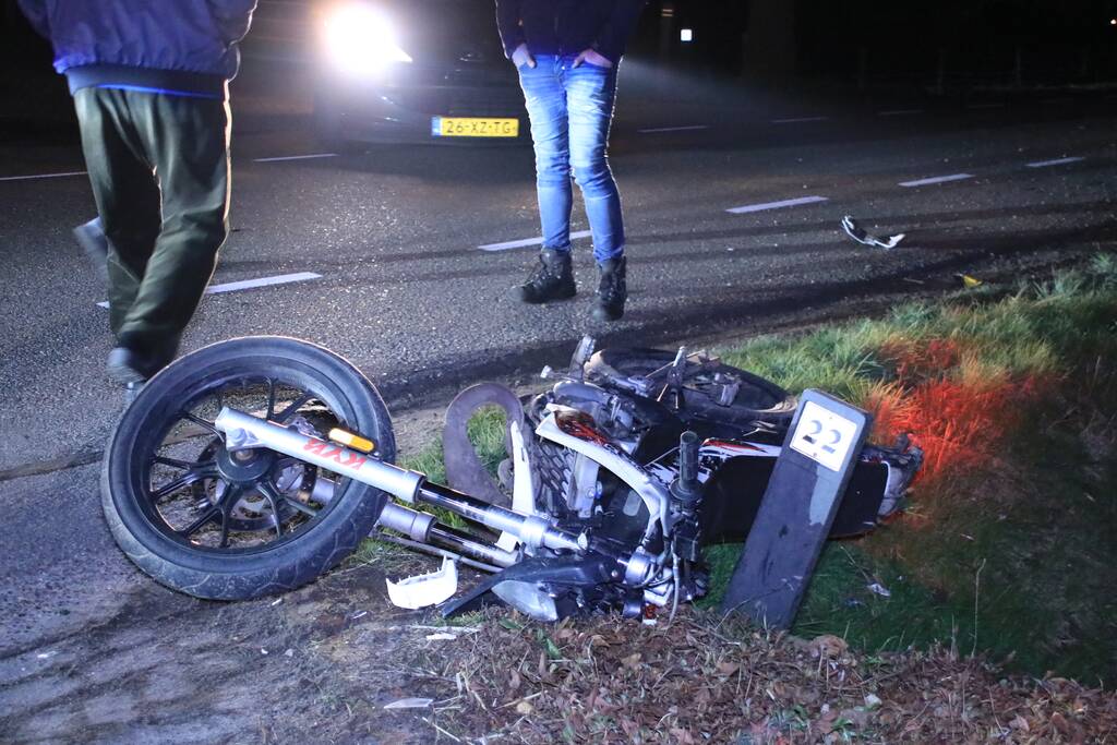 Auto op de kant in een sloot na aanrijding