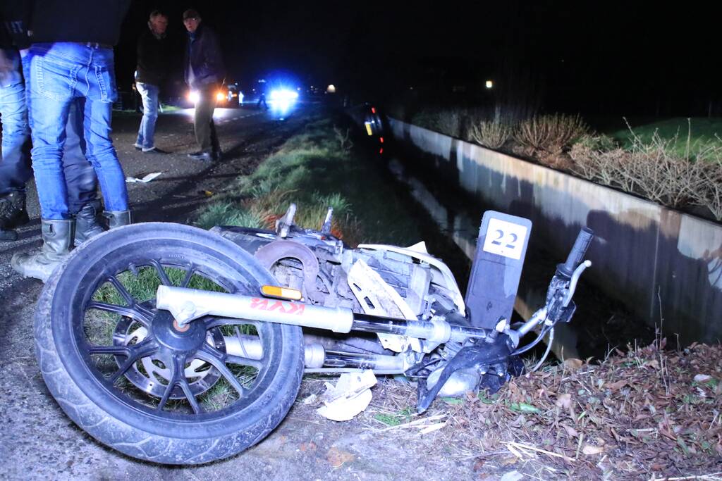 Auto op de kant in een sloot na aanrijding