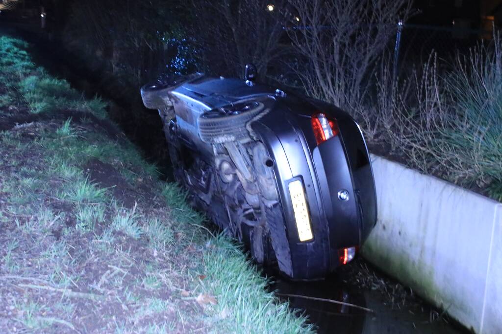 Auto op de kant in een sloot na aanrijding