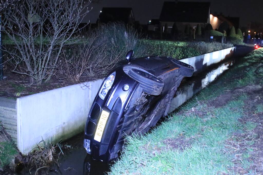 Auto op de kant in een sloot na aanrijding