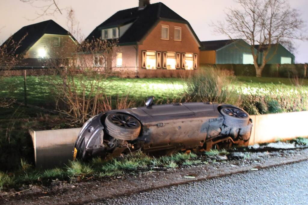 Auto op de kant in een sloot na aanrijding