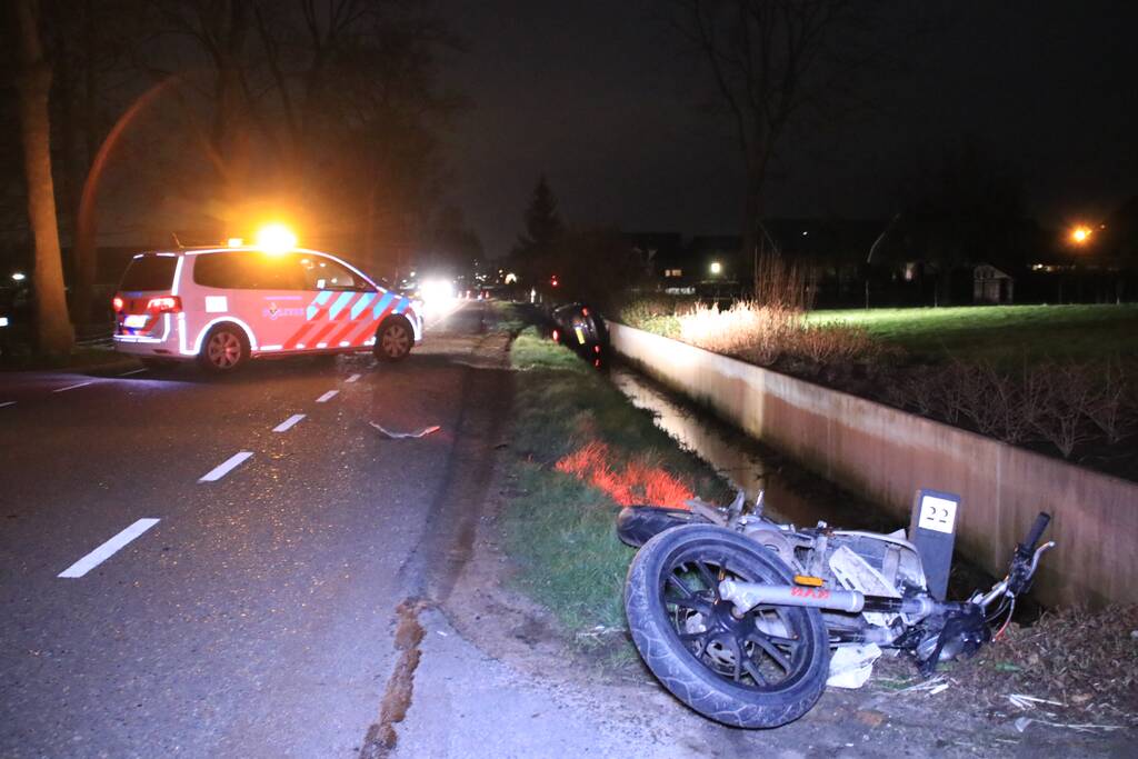Auto op de kant in een sloot na aanrijding