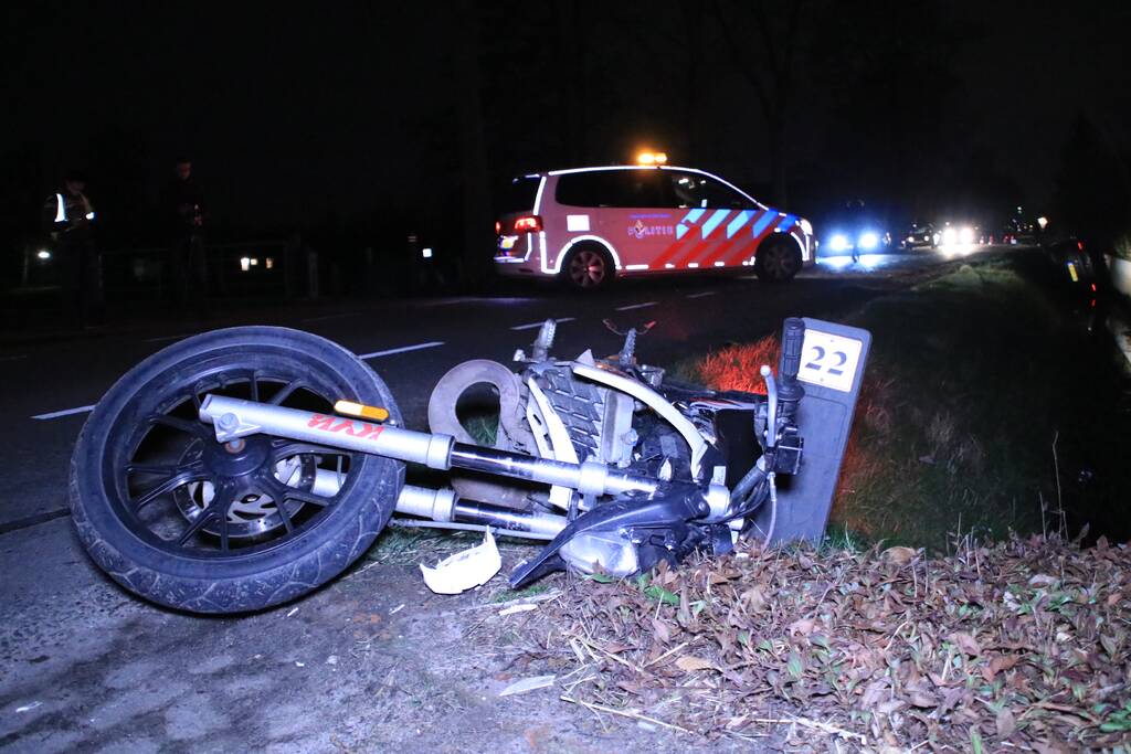 Auto op de kant in een sloot na aanrijding