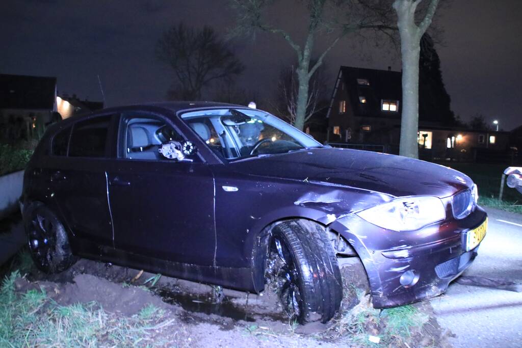 Auto op de kant in een sloot na aanrijding