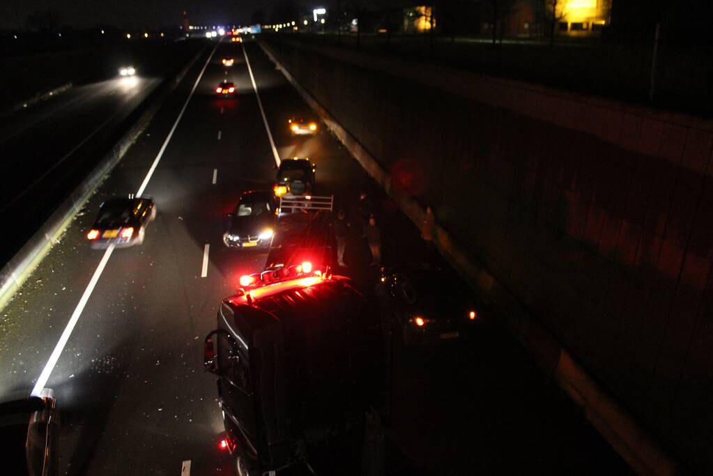 Auto botst op SUV met aanhanger in tunnelbak snelweg