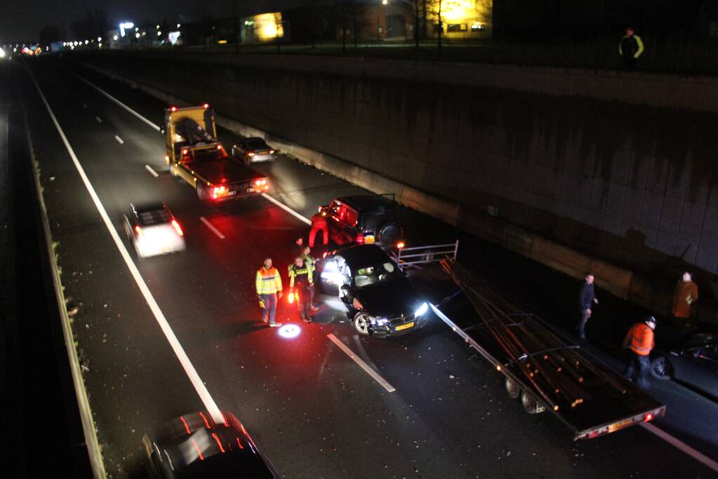 Auto botst op SUV met aanhanger in tunnelbak snelweg