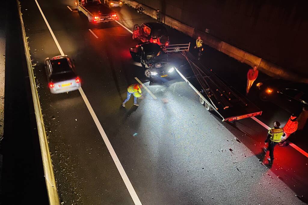 Auto botst op SUV met aanhanger in tunnelbak snelweg