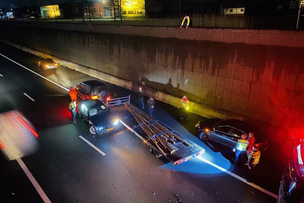Auto botst op SUV met aanhanger in tunnelbak snelweg