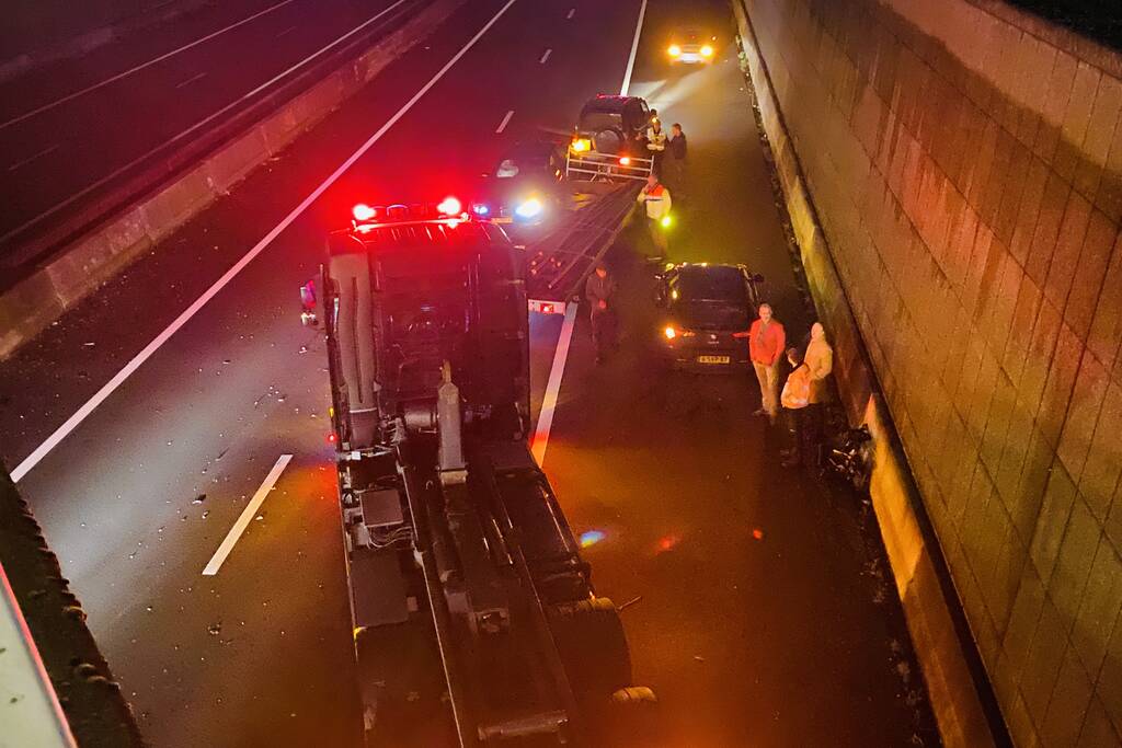 Auto botst op SUV met aanhanger in tunnelbak snelweg
