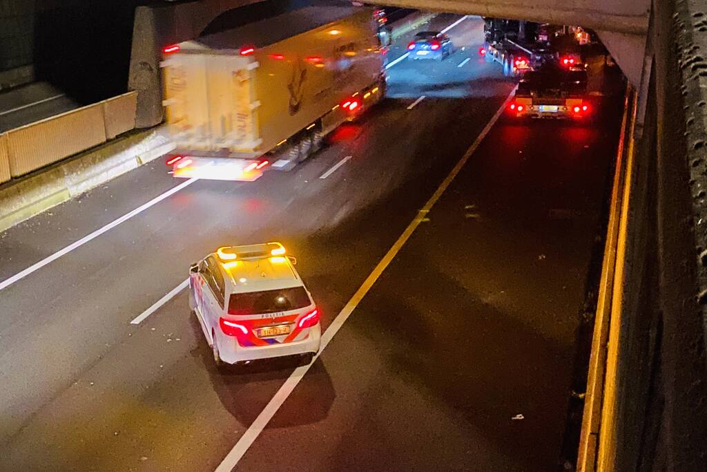 Auto botst op SUV met aanhanger in tunnelbak snelweg