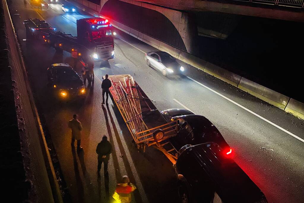 Auto botst op SUV met aanhanger in tunnelbak snelweg