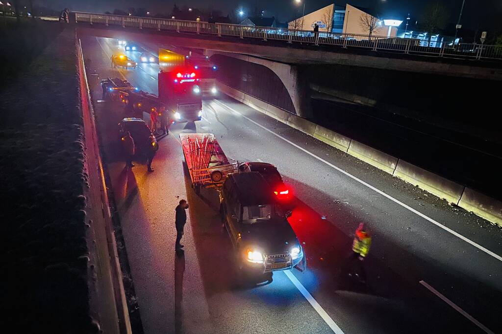Auto botst op SUV met aanhanger in tunnelbak snelweg
