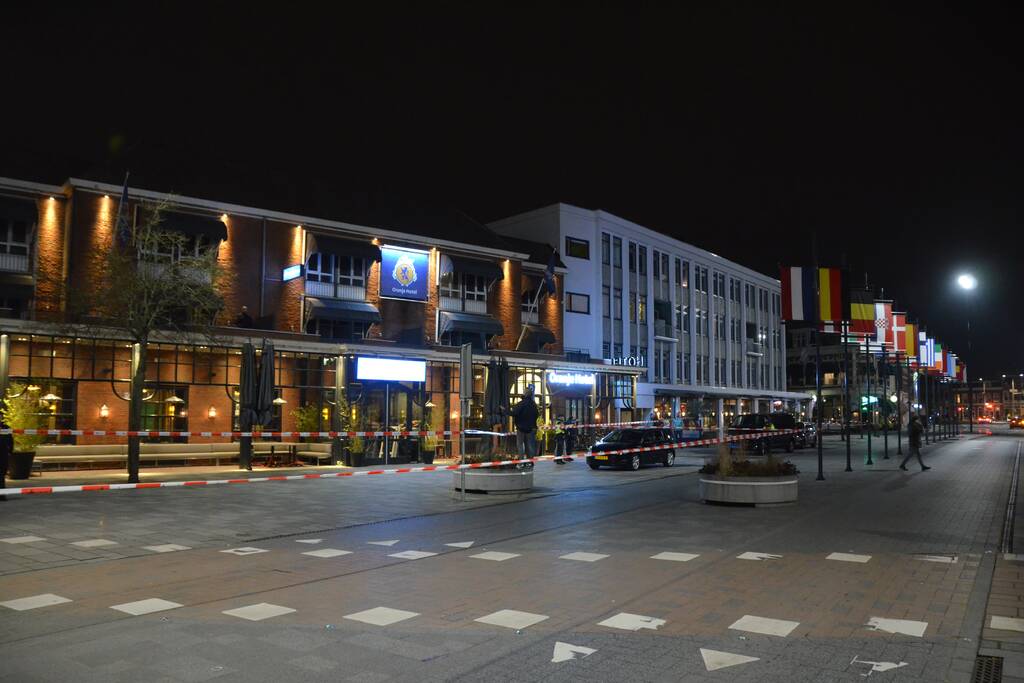 Verwarde man op dak van Eden Oranje Hotel