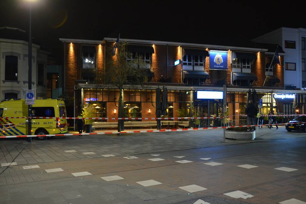 Verwarde man op dak van Eden Oranje Hotel