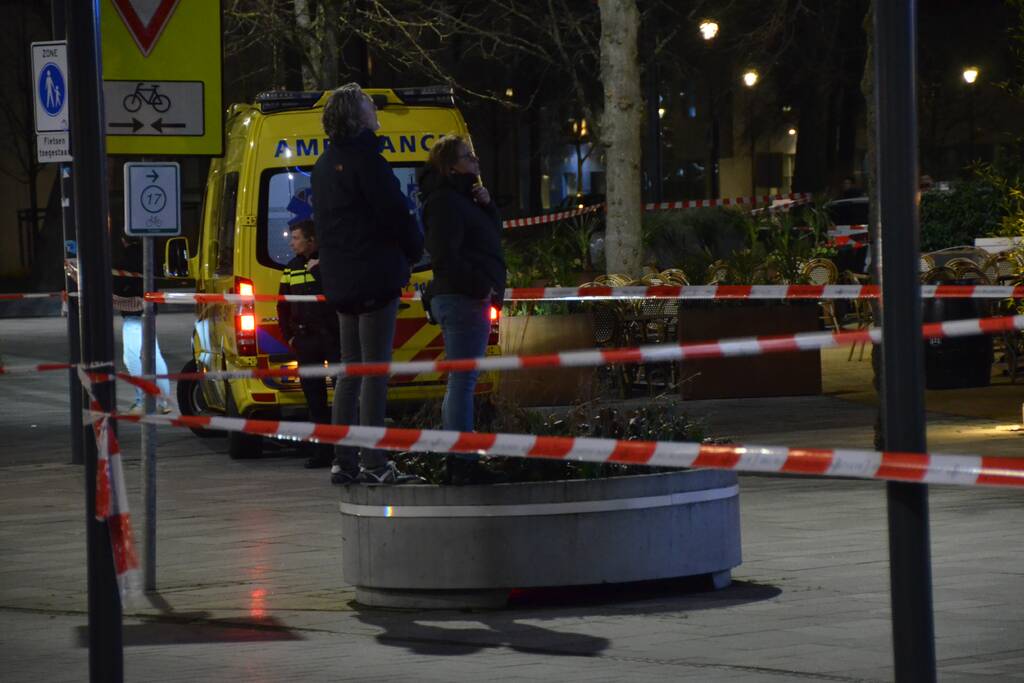 Verwarde man op dak van Eden Oranje Hotel
