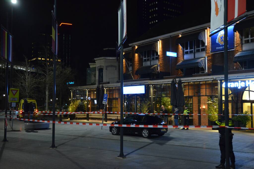 Verwarde man op dak van Eden Oranje Hotel