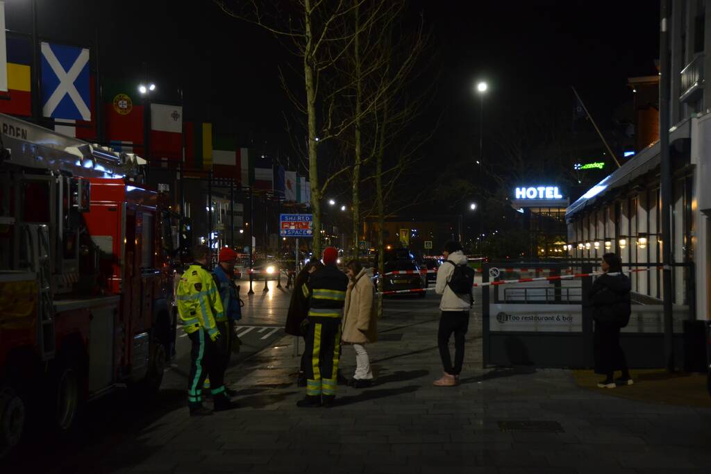 Verwarde man op dak van Eden Oranje Hotel