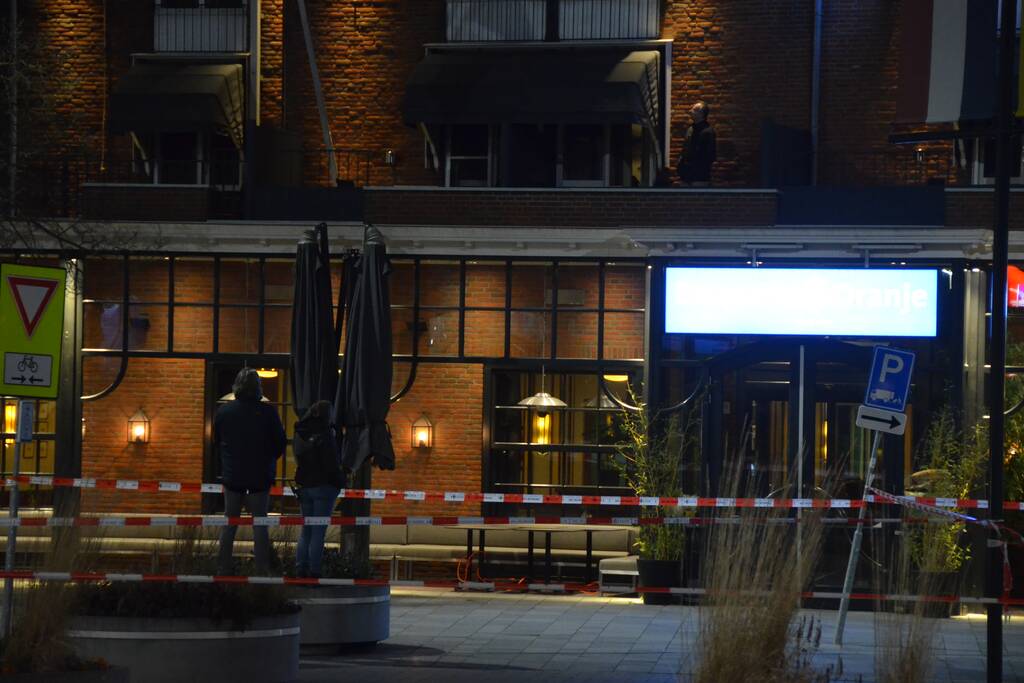 Verwarde man op dak van Eden Oranje Hotel