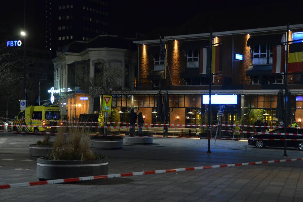 Verwarde man op dak van Eden Oranje Hotel