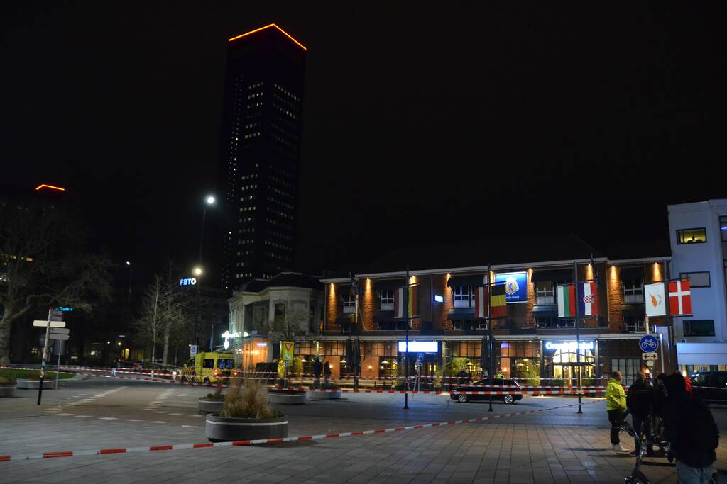 Verwarde man op dak van Eden Oranje Hotel