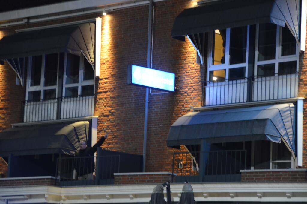 Verwarde man op dak van Eden Oranje Hotel