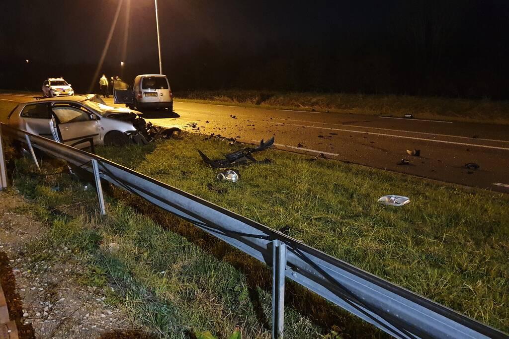 Frontale aanrijding tussen auto bestelbus