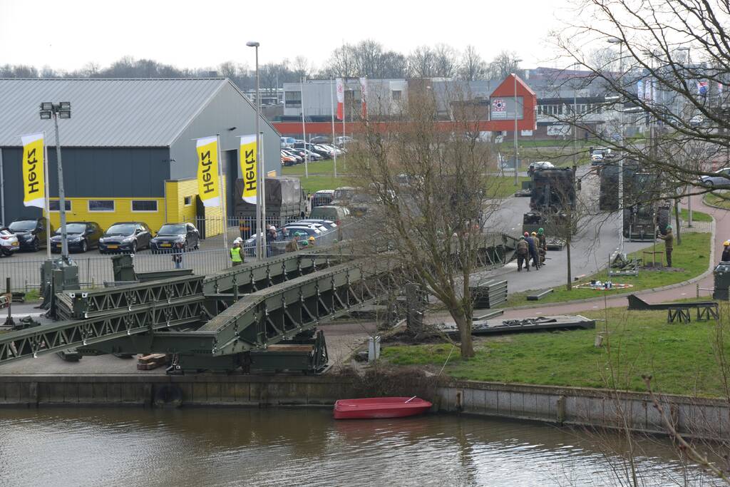 Leger oefent met bouw van een tijdelijke Elfstedenbrug