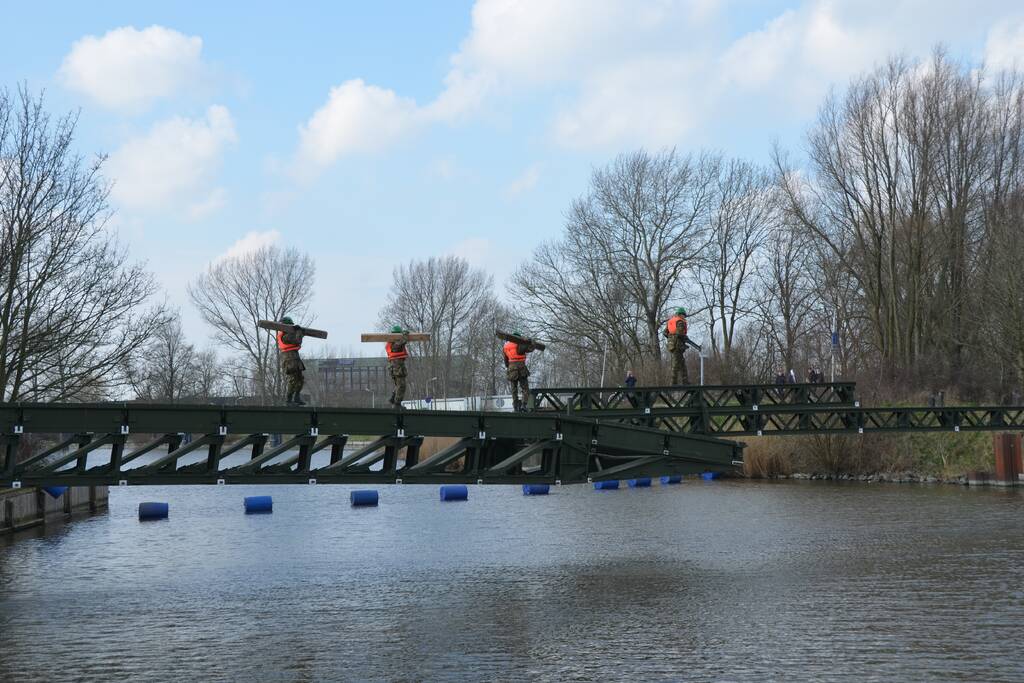 Leger oefent met bouw van een tijdelijke Elfstedenbrug
